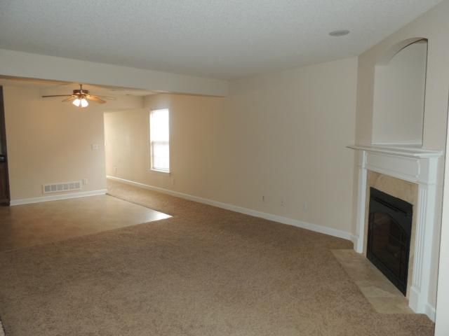 817 Peach Tree Ln, Blue Springs, MO 64064