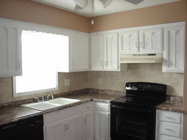 901 S Virginia Ln, Olathe, KS 66061