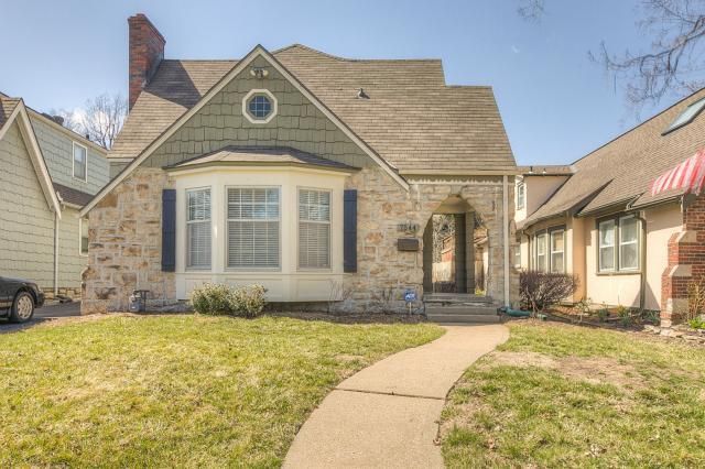 7544 Walnut St, Kansas City, MO 64114