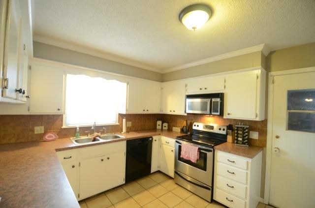 5214 Stanton Dr, Kansas City, MO 64133