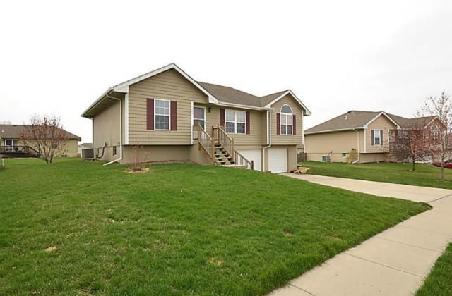 1005 Viola St, Smithville, MO 64089