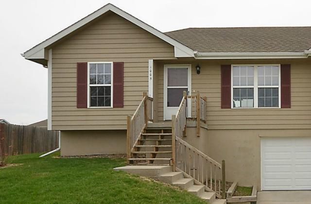 1005 Viola St, Smithville, MO 64089