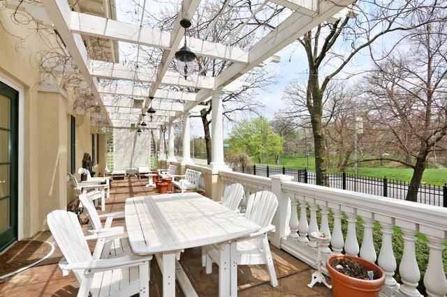 217 E 37th St, Kansas City, MO 64111
