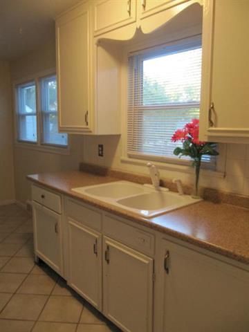 6617 W 73rd St, Overland Park, KS 66204
