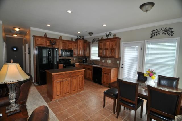 1107 SE Oak Ridge Dr, Oak Grove, MO 64075