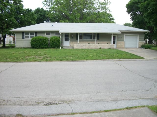 315 E Monroe St, Garnett, KS 66032