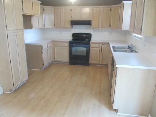 1704 NE Auburn Dr, Lee's Summit, MO 64086