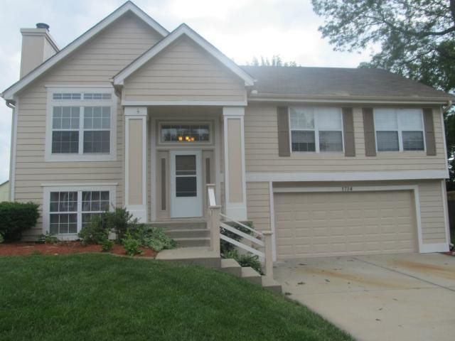 1704 NE Auburn Dr, Lee's Summit, MO 64086