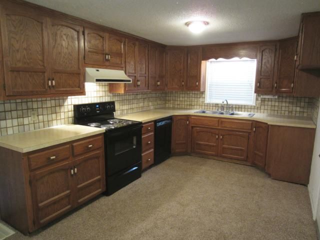 9411 E 37th St, Kansas City, MO 64133