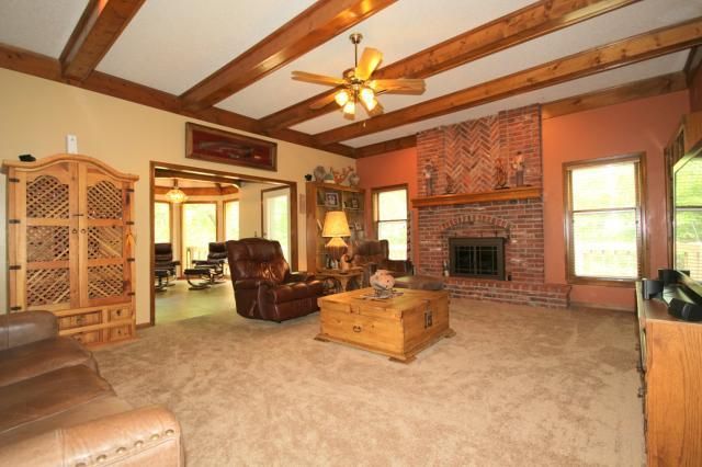8002 NW 70th St, Kansas City, MO 64152