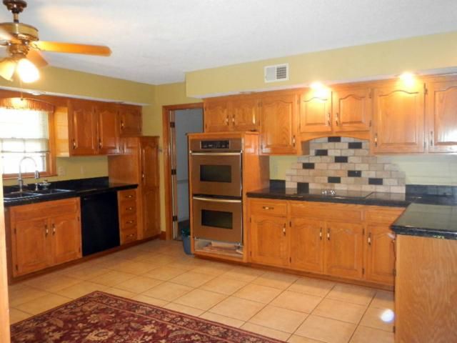 326 E Bridlespur Dr, Kansas City, MO 64114