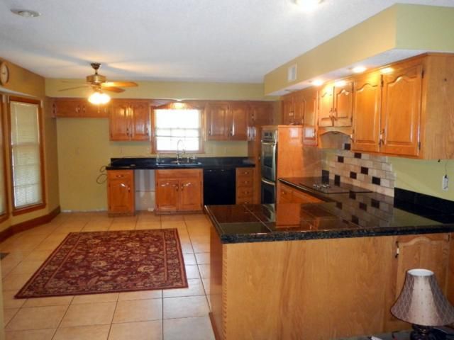 326 E Bridlespur Dr, Kansas City, MO 64114