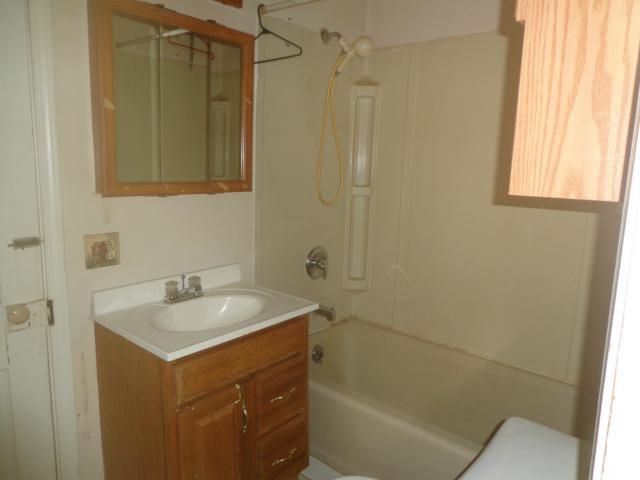 8 E Osage St, Paola, KS 66071