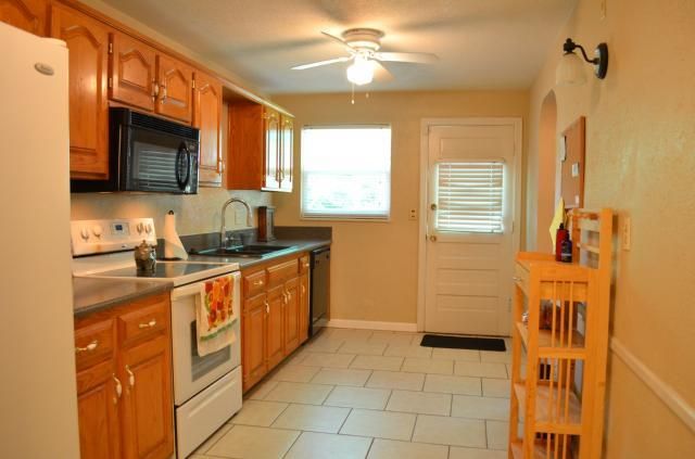 3120 E Barker Cir, Kansas City, KS 66104
