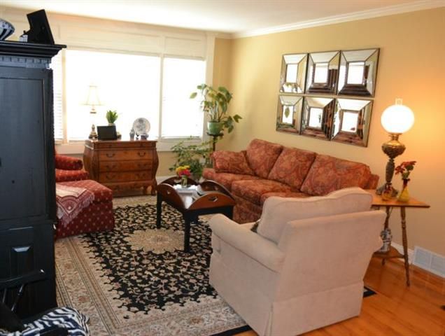 10145 Reeds Dr, Overland Park, KS 66207