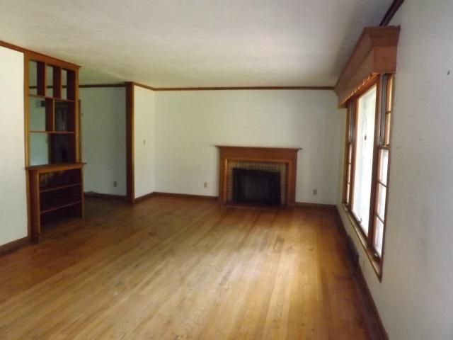 1825 E 73rd St, Kansas City, MO 64132