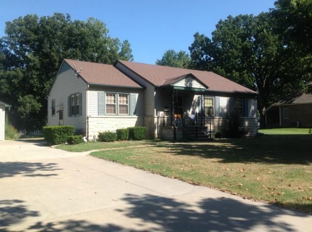 1023 S Sycamore St, Ottawa, KS 66067