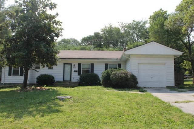 8900 Hemlock Dr, Overland Park, KS 66212