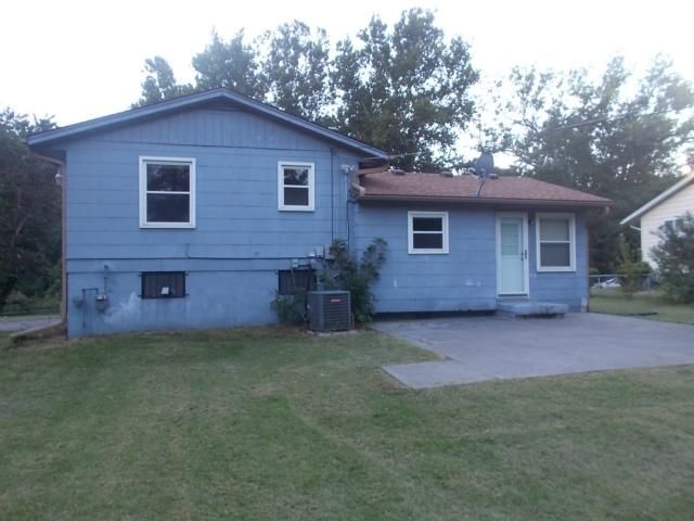 4075 Vineyard Dr, Kansas City, MO 64130