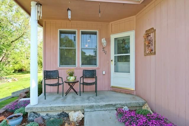 711 E Beth St, Lansing, KS 66043