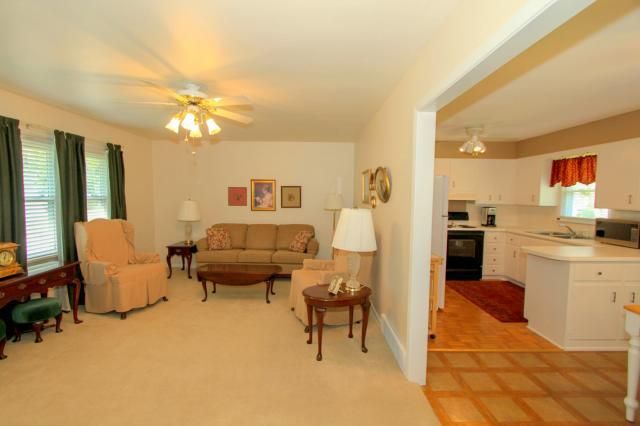 1322 NE 58th St, Gladstone, MO 64118