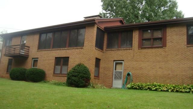 104 Ridge Dr, St Joseph, MO 64506