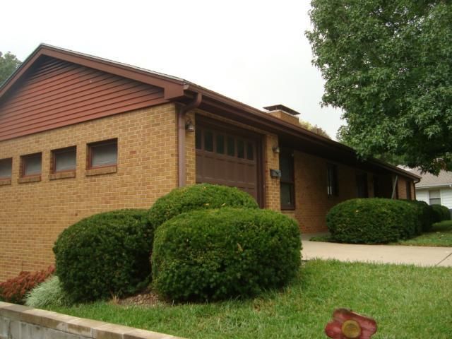 104 Ridge Dr, St Joseph, MO 64506