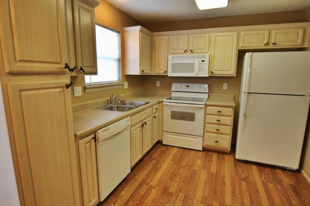 10650 E 46th Ter, Kansas City, MO 64133