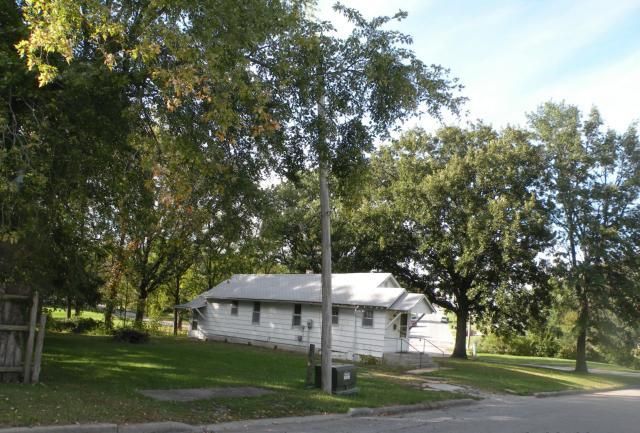 2604 Oak St, Higginsville, MO 64037