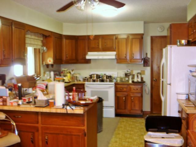 315 10th St, Baldwin City, KS 66006