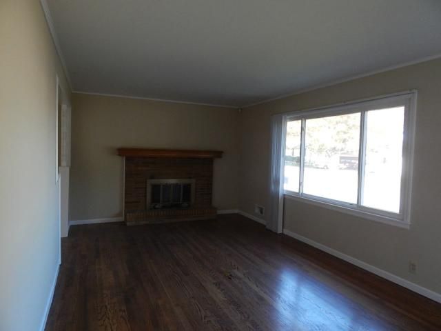 8637 E 52nd St, Kansas City, MO 64129