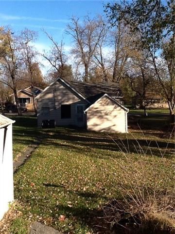 319 W 6th St, Cameron, MO 64429
