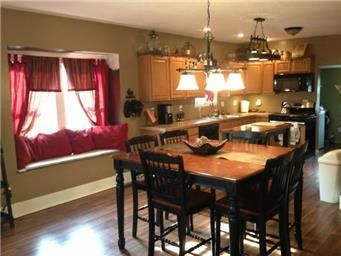716 W 4th St, Cameron, MO 64429