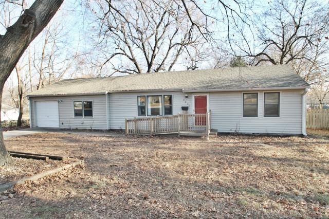 8805 Hemlock St, Overland Park, KS 66212