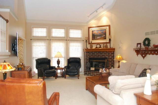 8917 W 115th Ter, Overland Park, KS 66210