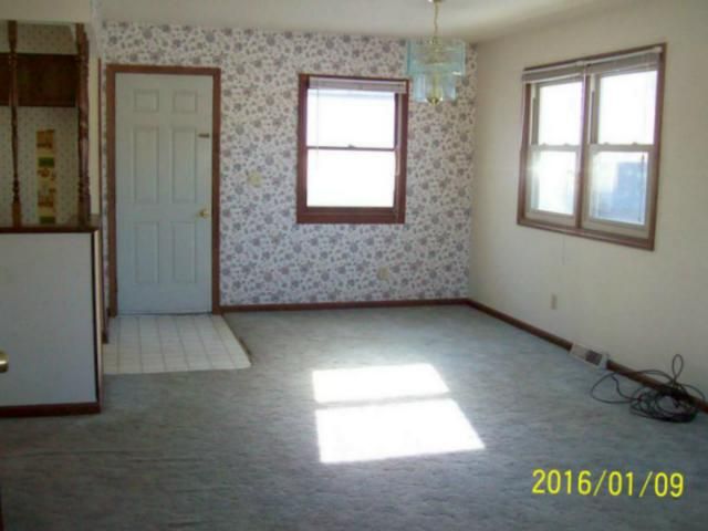 1013 Utah St, Hiawatha, KS 66434