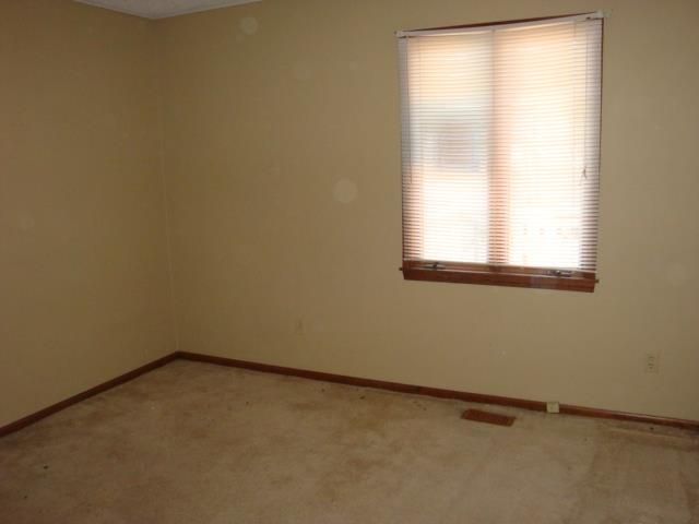 10005 N Cherry Dr, Kansas City, MO 64155