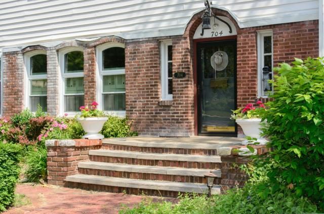 704 Valentine Rd, Kansas City, MO 64111