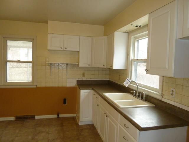 7801 E 48th Ter, Kansas City, MO 64129