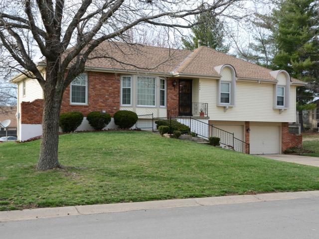 9608 Olmstead Rd, Kansas City, MO 64134