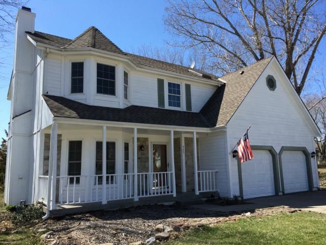 525 NE Victoria Ct, Lee's Summit, MO 64086
