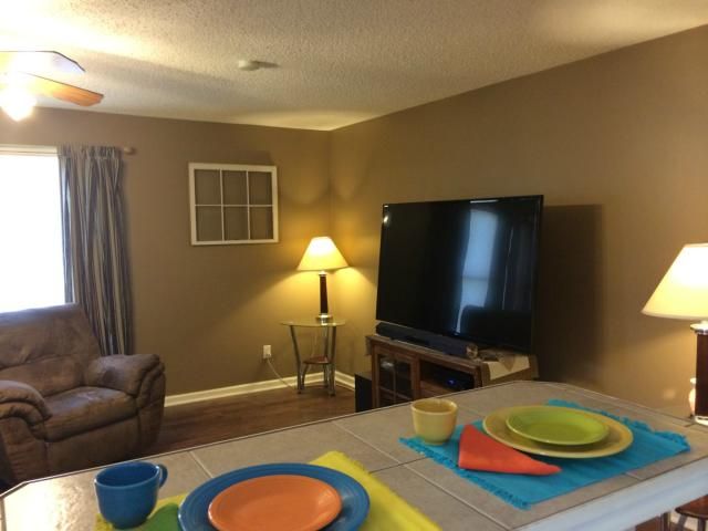 596 Eisenhower Rd, Lansing, KS 66043