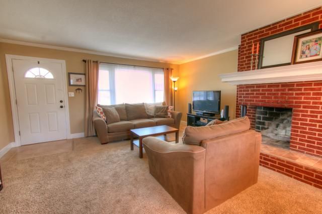 5301 N Flora Ave, Kansas City, MO 64118