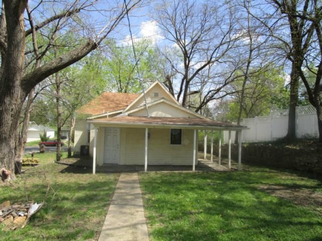 827 S 4th St, Atchison, KS 66002