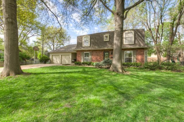 9824 Cedar Dr, Overland Park, KS 66207