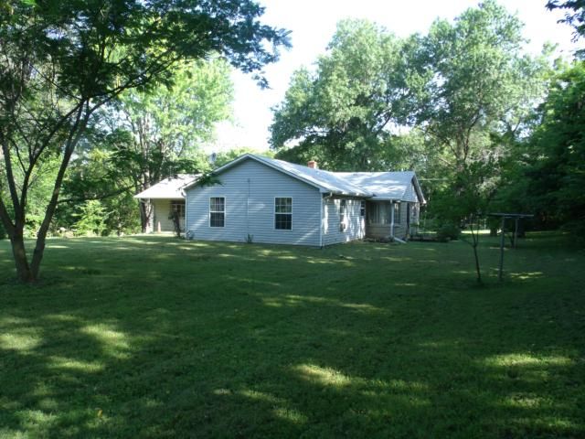 2050 E Pink Hill Rd, Blue Springs, MO 64014