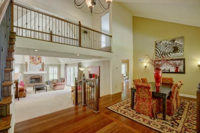 8215 W 101st St, Overland Park, KS 66212
