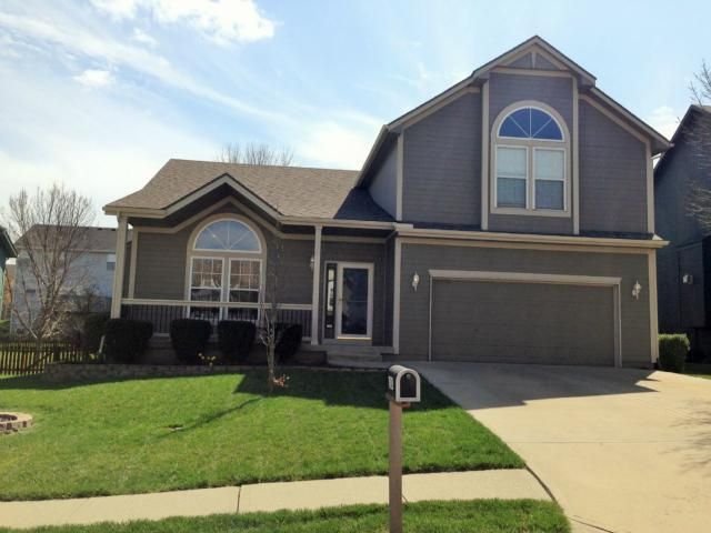 130 NE Lamplighter Ln, Blue Springs, MO 64014