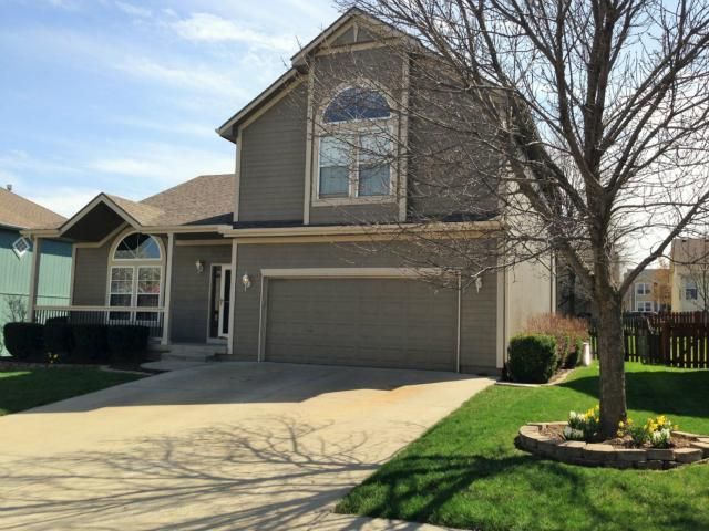 130 NE Lamplighter Ln, Blue Springs, MO 64014