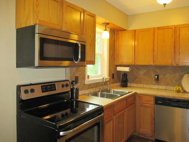26 E Pocahontas Ln, Kansas City, MO 64114